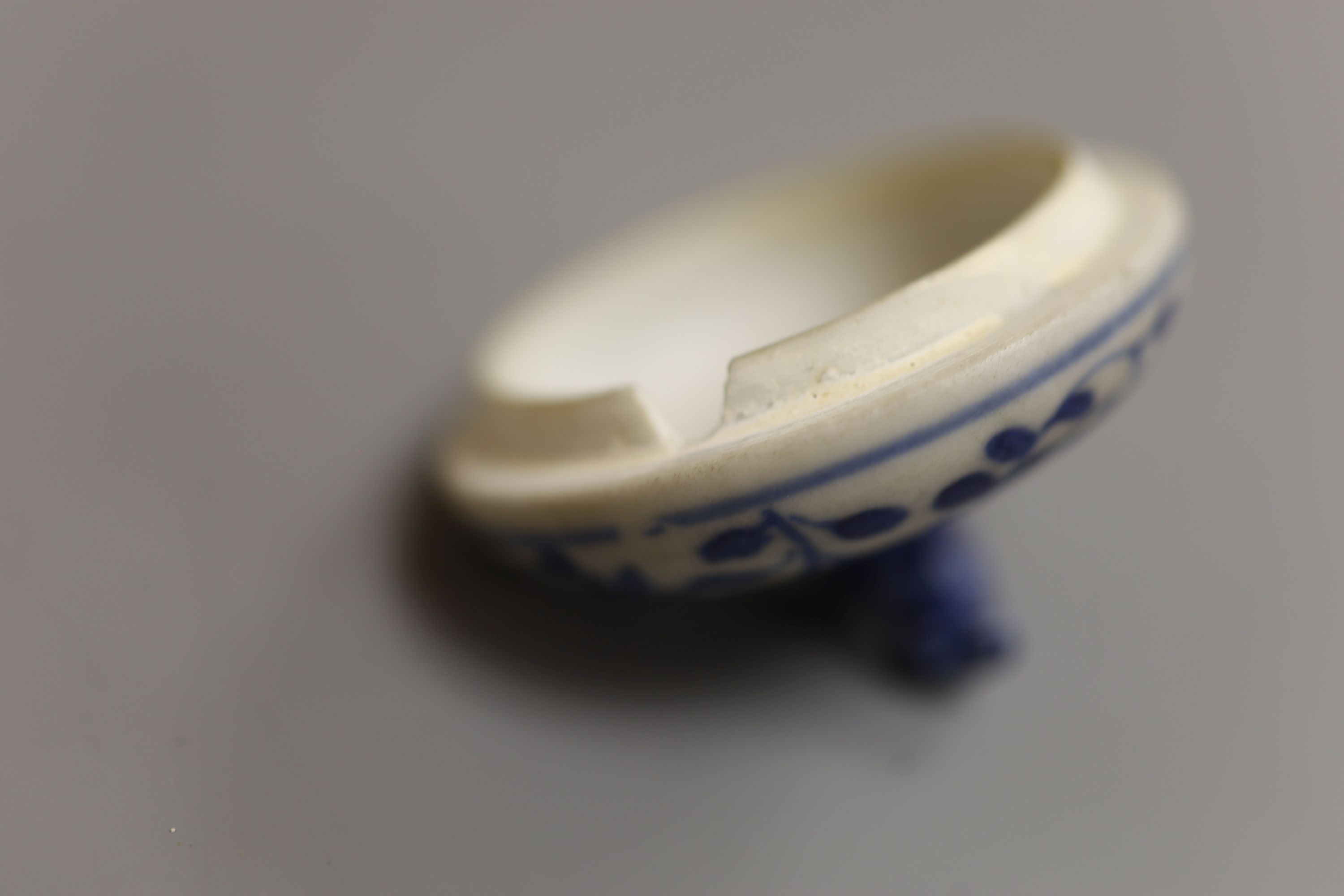 A Chinese Vungtao cargo blue and white mustard pot and cover, height 9cm